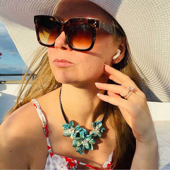 IRIS APFEL Baroque Cultured Pearl Shell Flower Art Necklace Leather Chocker - Picture 1 of 16